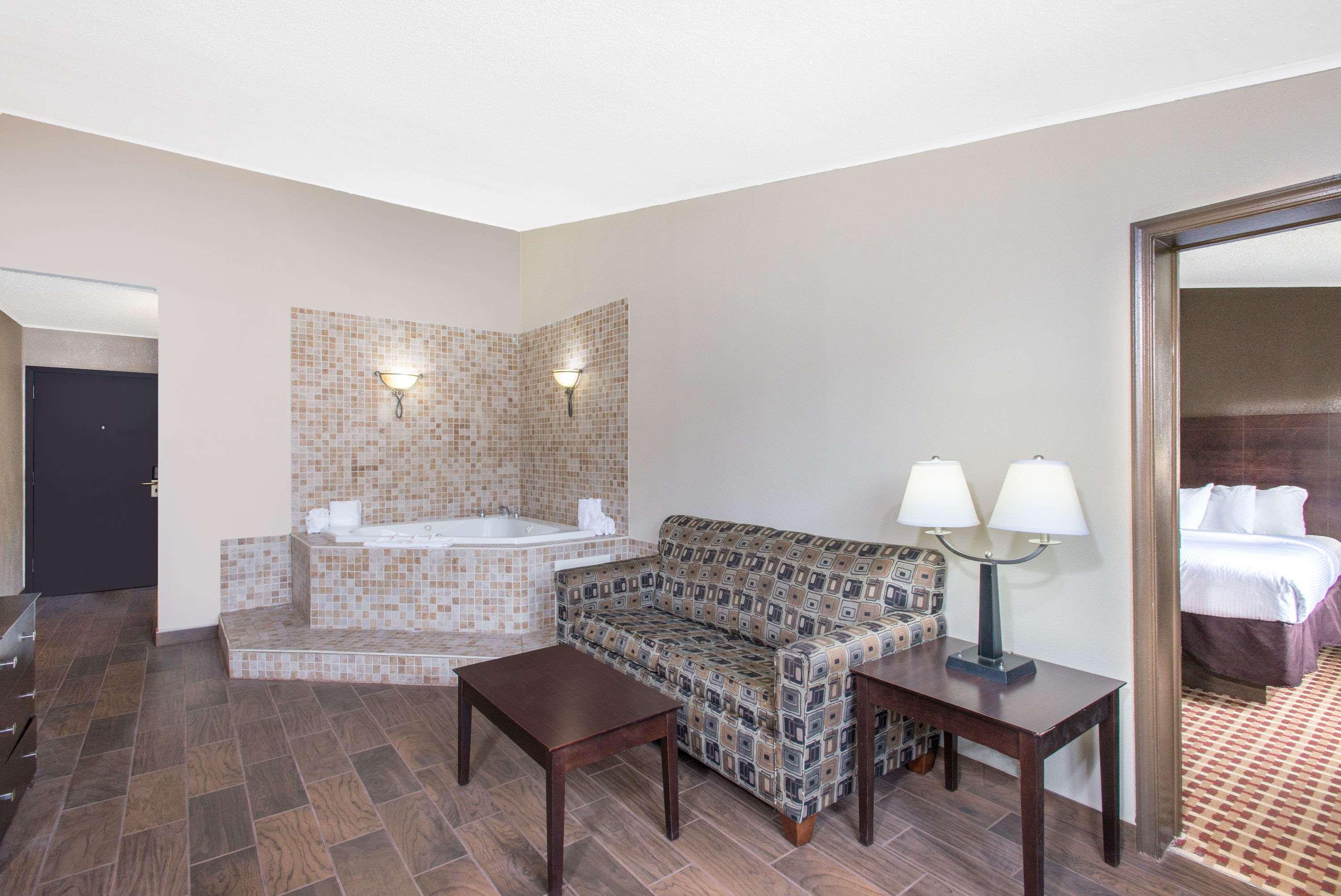 Ramada By Wyndham Allentown Bethlehem Exteriör bild